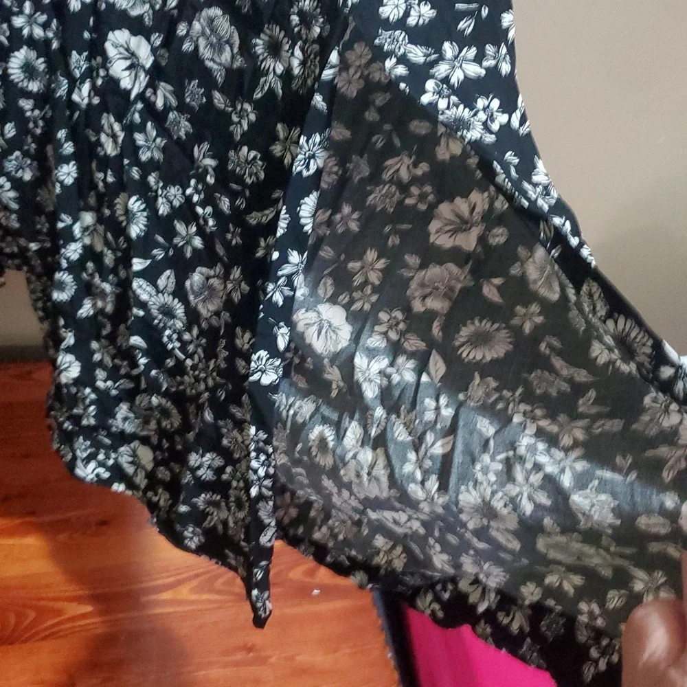 Floral Black/ White Wide Leg Pants With Elastic Waist And Side Slits Size XL - Picture 4 of 4